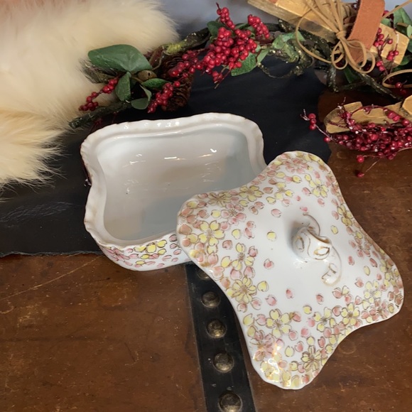 . Vintage Floral Lidded Dish - Mara Trinket, Candy Dish with Lid - Picture 4 of 10